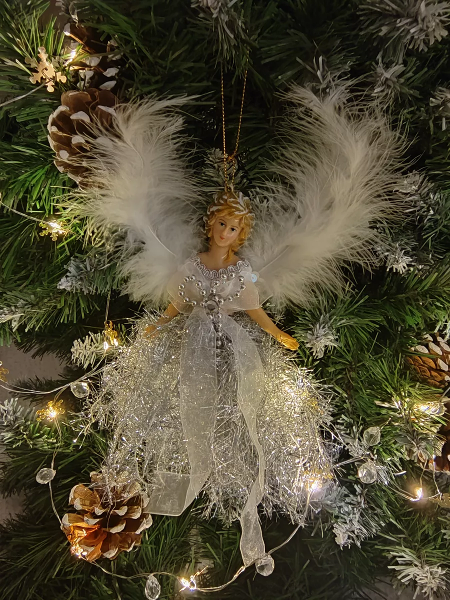 Ангел на зеленых ветвях – елочная игрушка как символ рождественского волшебства