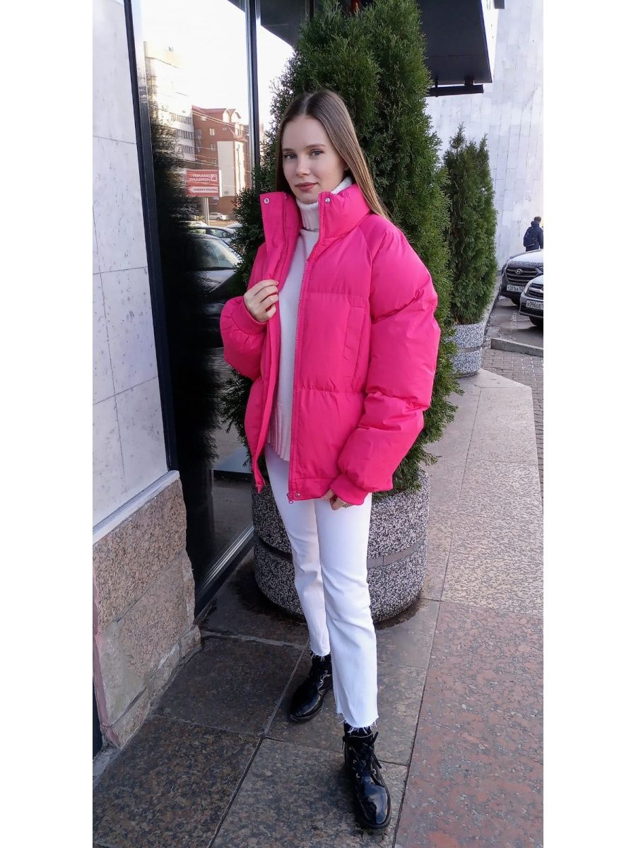Легкие куртки 2024. Розовый пуховик оверсайз. Модные куртки 2024 женские. Модный цвет куртки 2024. Женский образ с розовой курткой 2024.