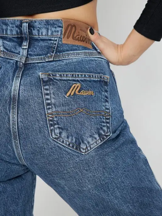 Әкесі келінімен жыныстық қатынасқа түседі, ал ұлы үйде порно