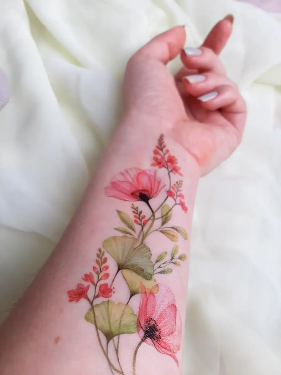 Плюсы и минусы татуировки цветы на бедре