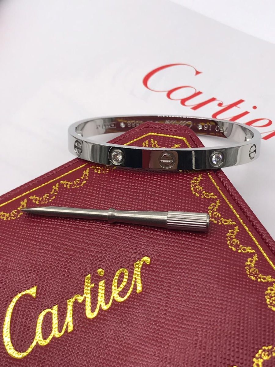 Продать cartier. Браслет Картье с отверткой. Картье браслет в упаковке. Cartier упаковка. Размер отвертки к браслету Картье.