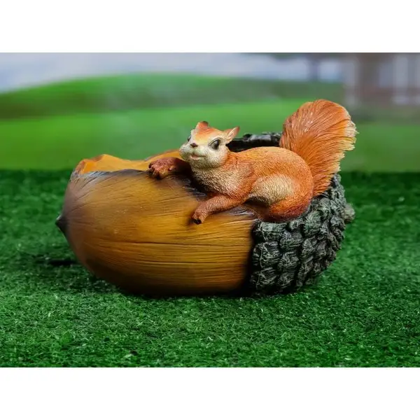 Фигурное кашпо «Белка на орехе» 18х15см