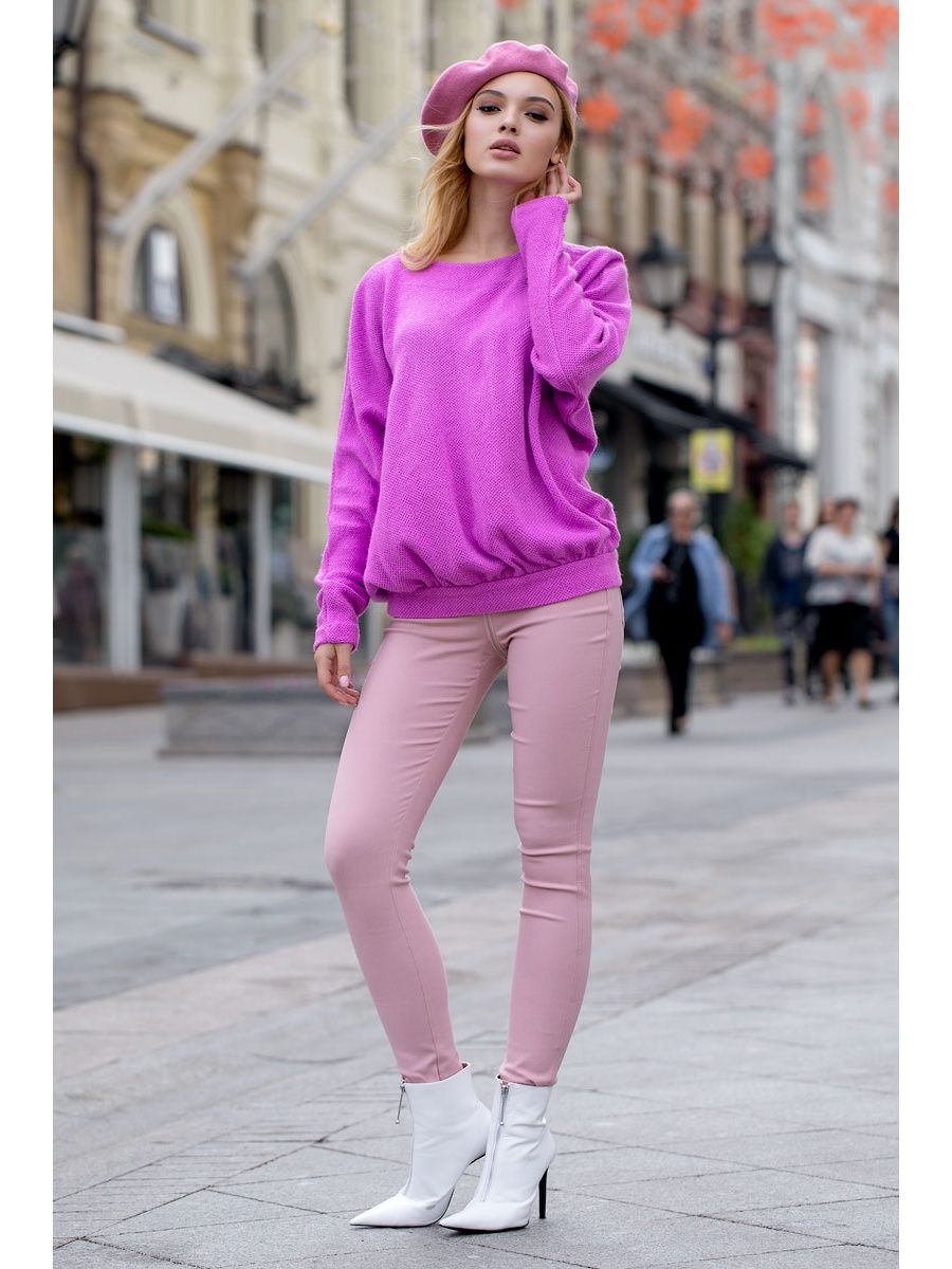 Розовая женская. Темно розовые брюки. Образ с розовыми брюками. Девушка в розовых штанах. Блузка для розовых штанов.