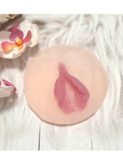 Solaryum videosida yalangoch ayol