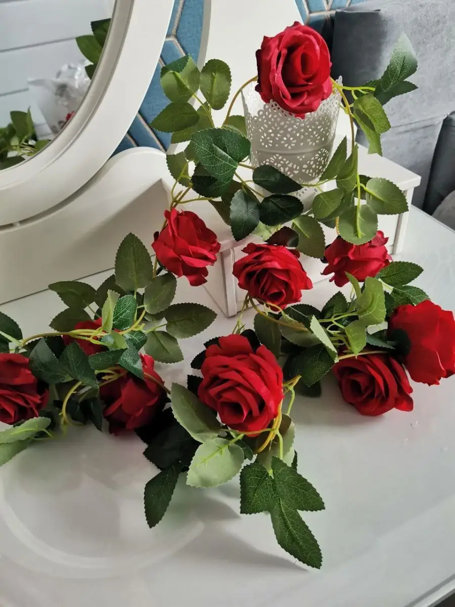 Лиана с крупными розами