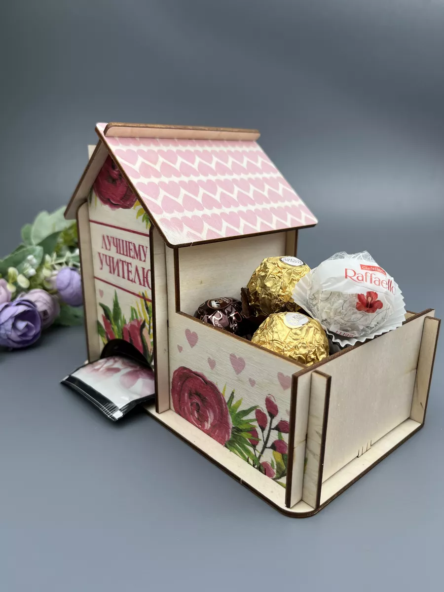 Коробка для конфет Внучка Деда Мороза наряжает ёлочку Домик 1000гр 1шт