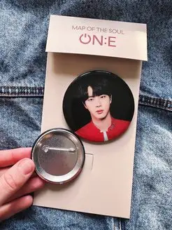 Значок BTS army Sokchin металлический для фанатов кпоп k pop store. Цвет черно-красный. Вид 2.