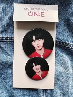 Значок BTS army Sokchin металлический для фанатов кпоп k pop store. Цвет черно-красный. Вид 3.