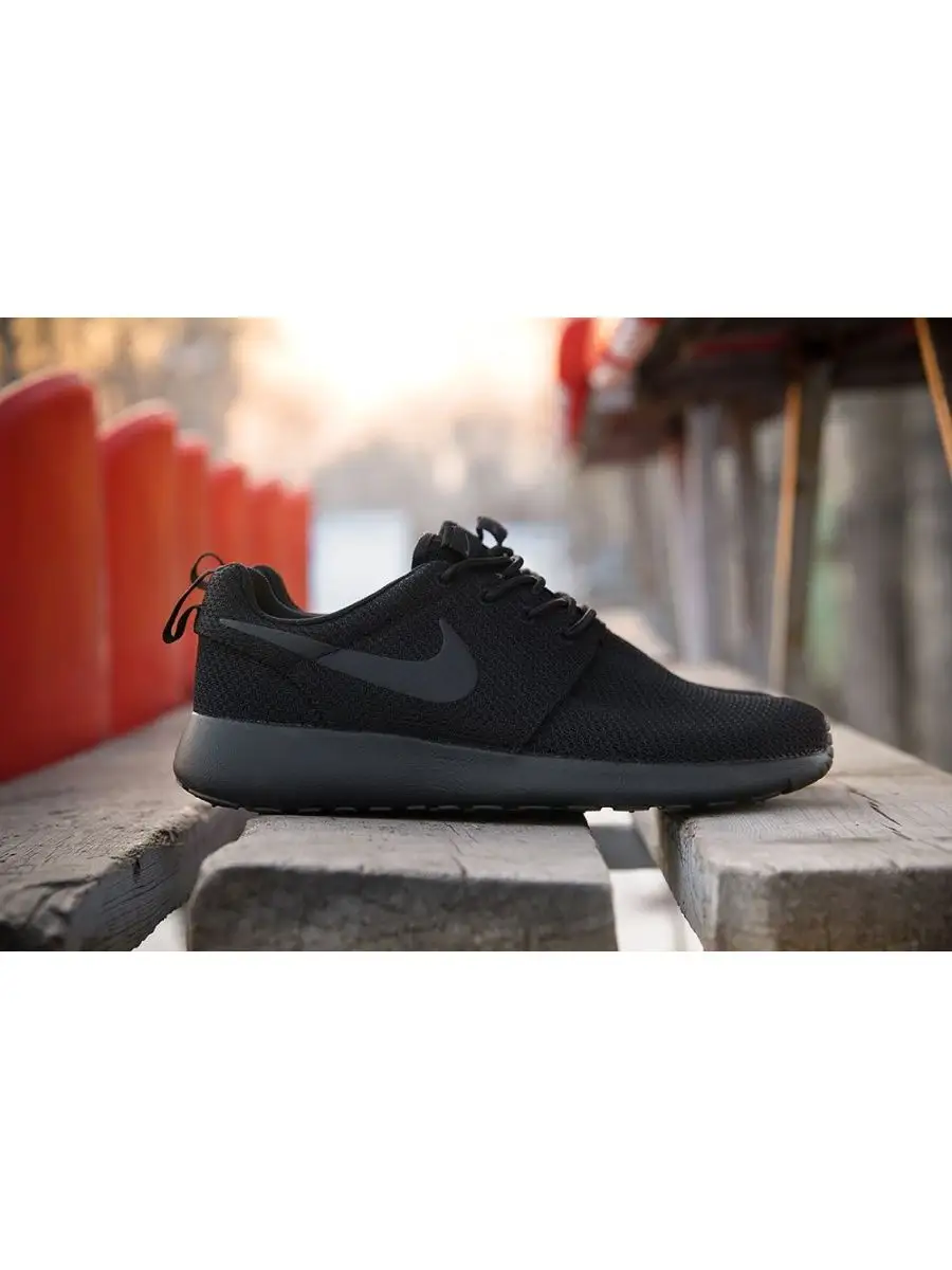 Nike all black roshe runs hotsell