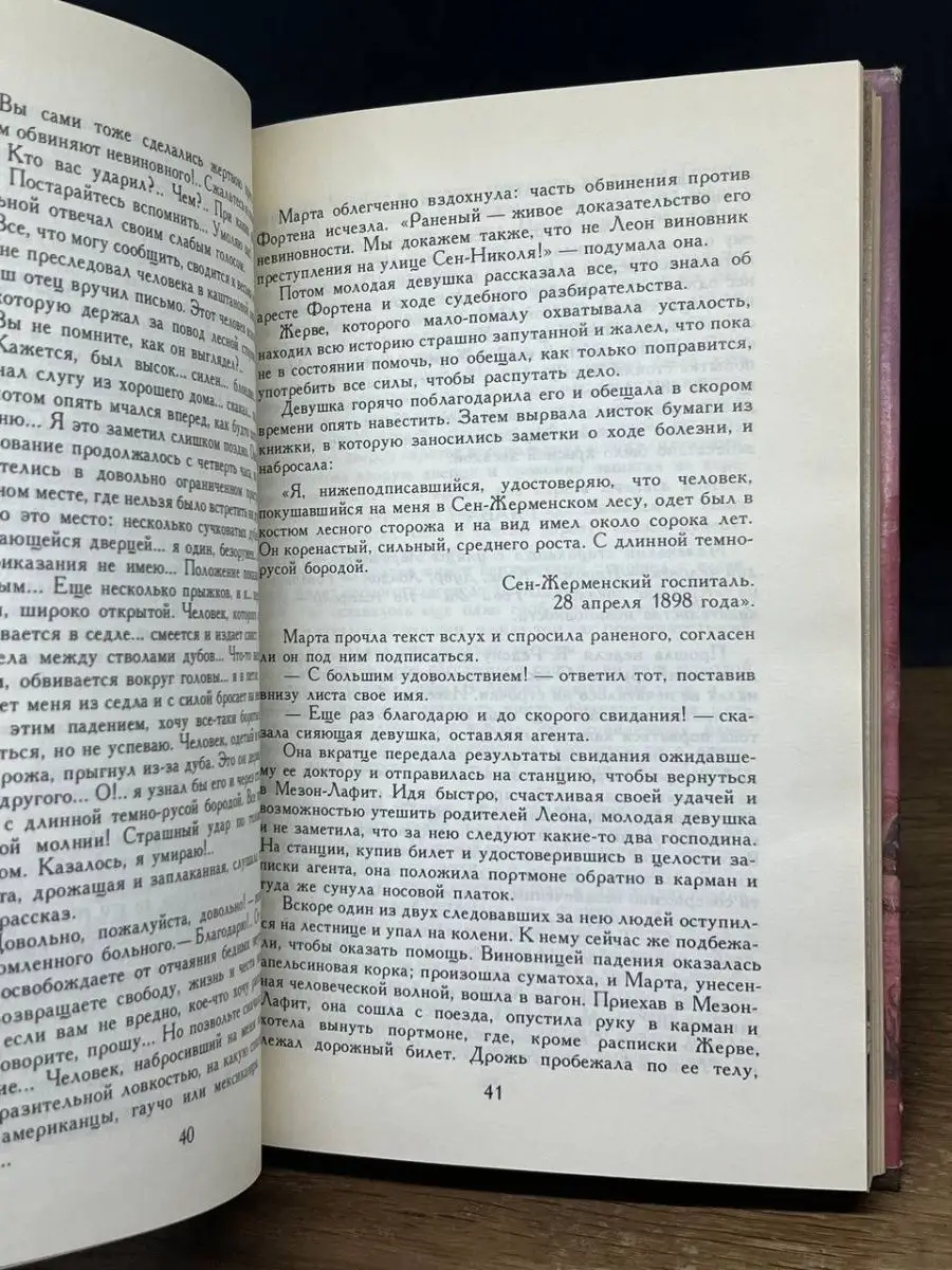 Две молодые девушки и один мужчина в спальне занимаются групповым сексом