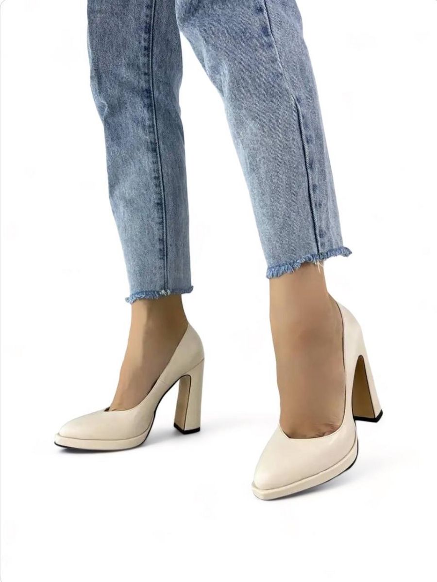 Classic comfort. TEETSPACE босоножки бежевые. Покажи модные ботинки с узким мысом 24 года.
