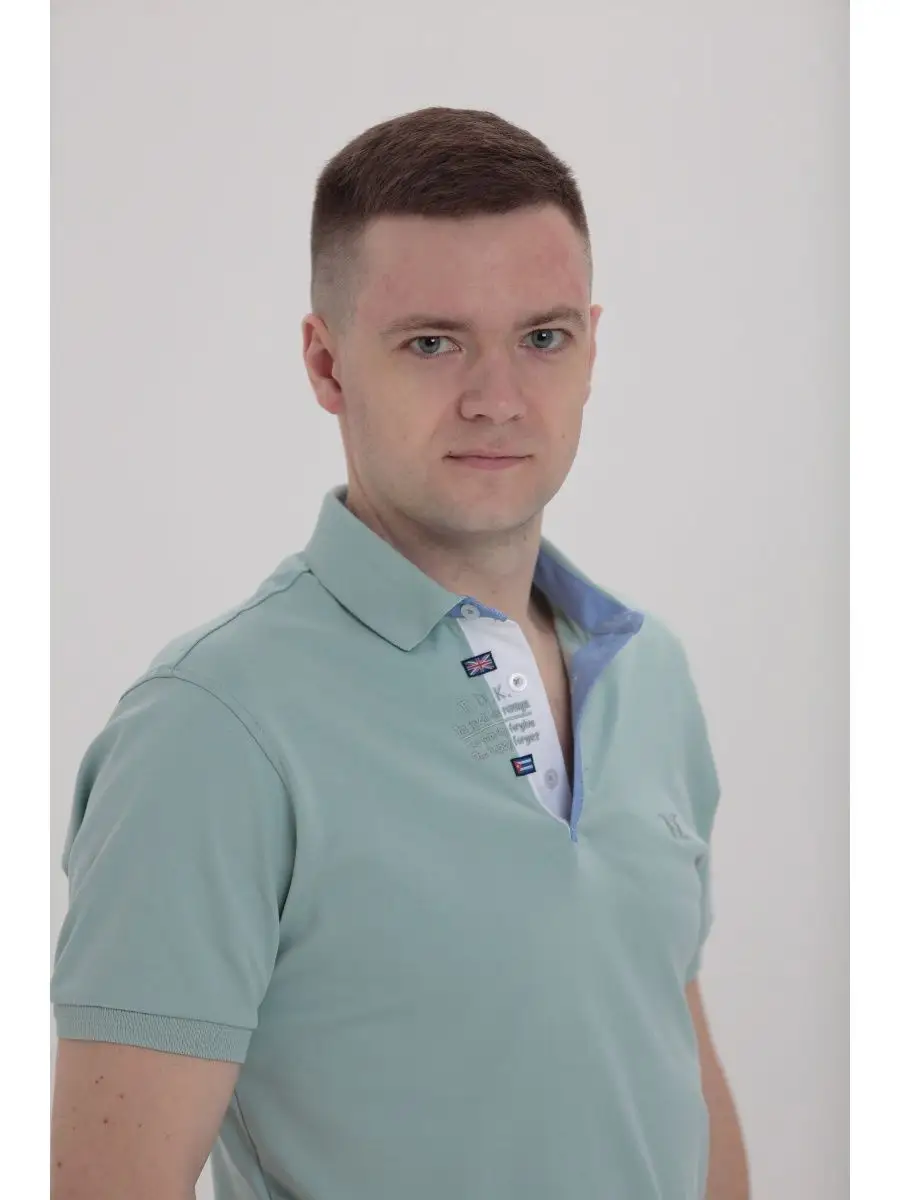 Футболка Поло с коротким рукавом.