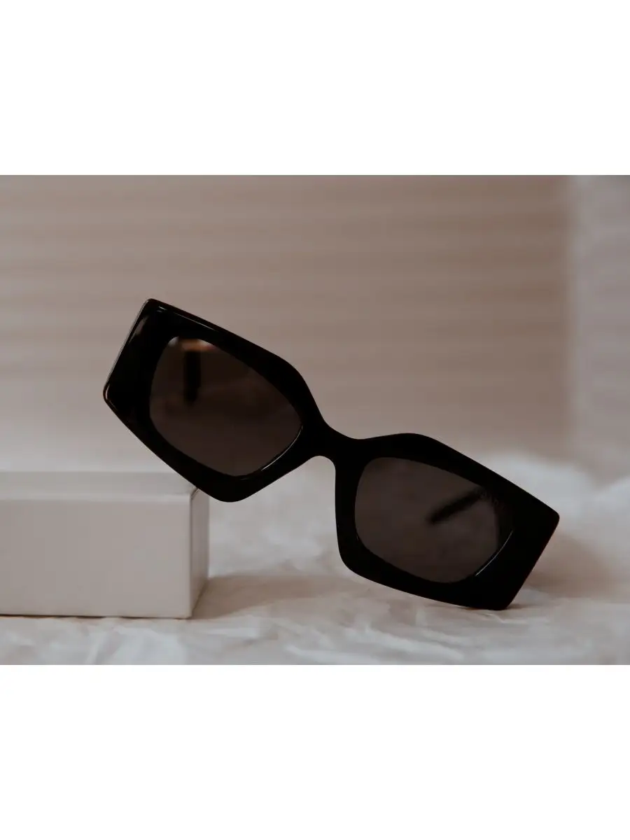 Солнцезащитные очки "Prada"