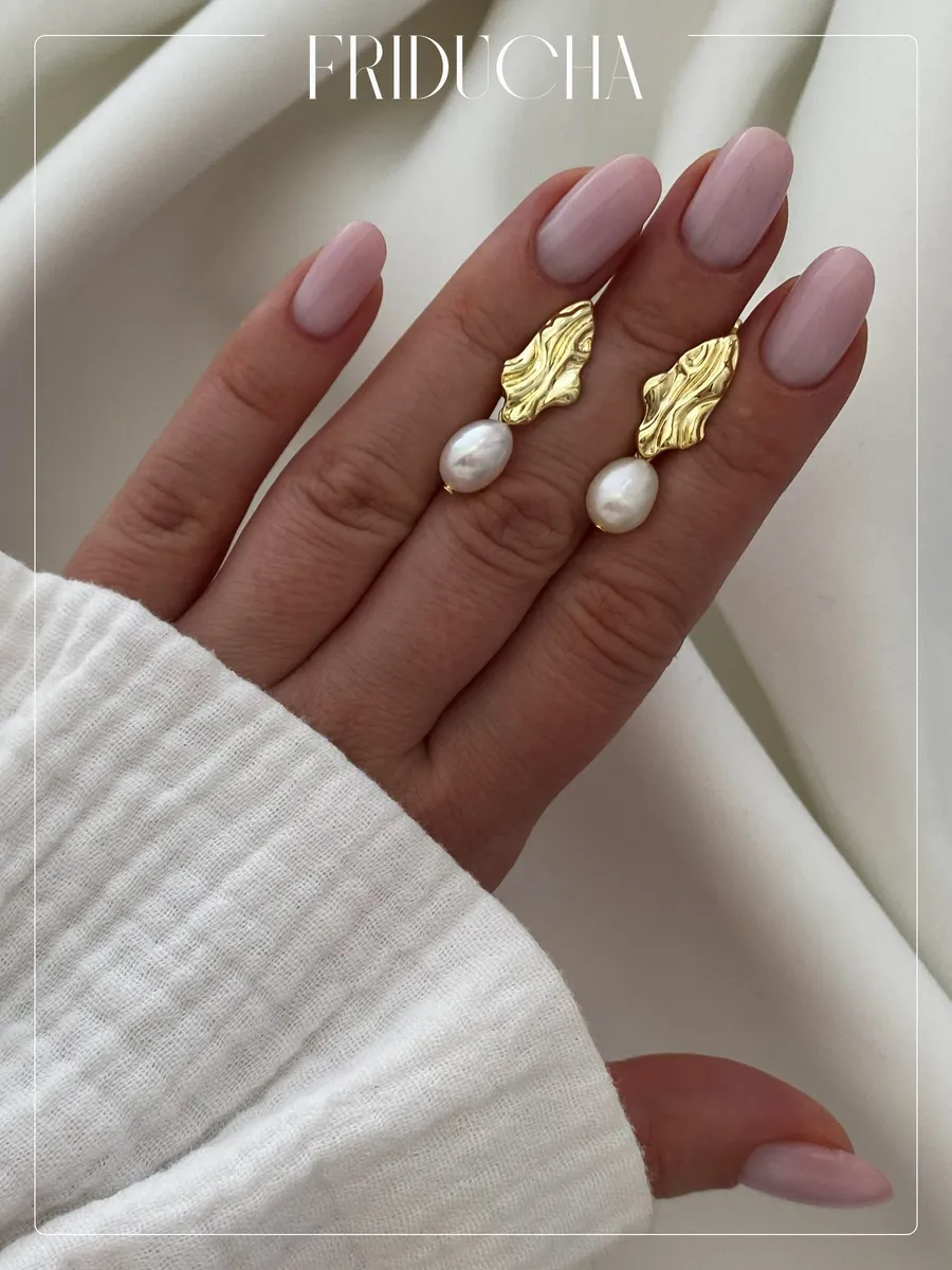 Серьги с жемчугом, мятая фактура, золотистые