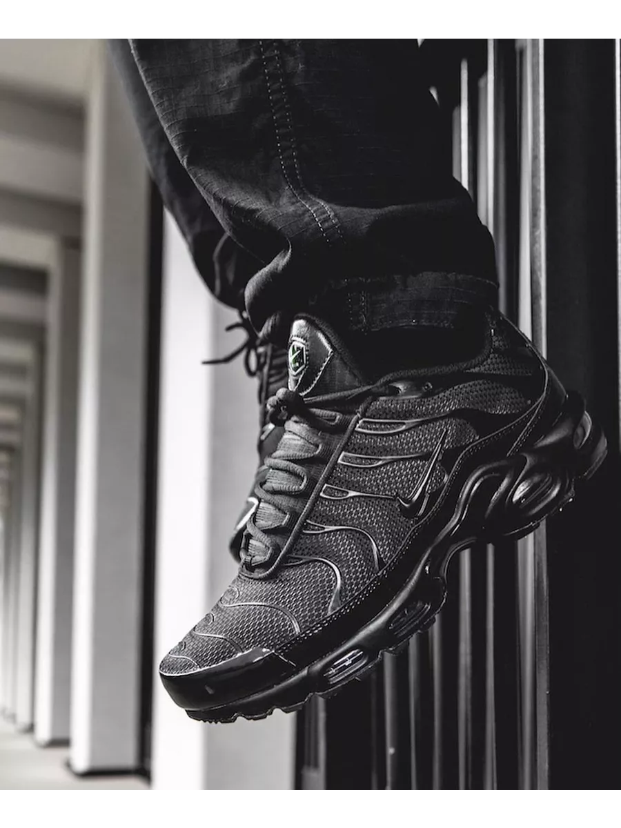 Air max plus black and black best sale