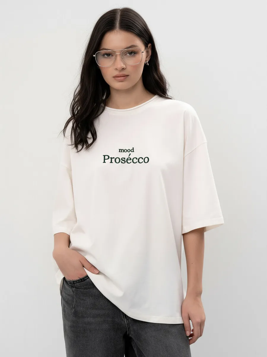 Белая футболка оверсайз с вышивкой mood Prosecco ya.trend. Цвет теплый белый, белый, молочный.